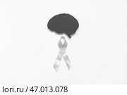 Бумажный мозг с серой лентой осведомленности на белом фоне. Концепция рака. Стоковое фото, фотограф Pixel_shot / Фотобанк Лори