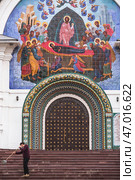 Russia, Yaroslavl, September 11, 2024. The entrance and the tiled icon above the entrance to the Cathedral of the Assumption of the Blessed Virgin Mary Golden Ring. Редакционное фото, фотограф Photojuli / Фотобанк Лори