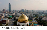 A beautiful landscape with tall houses and offices, a temple and parks with a bright sun. Стоковое фото, фотограф David Kashakhi / Фотобанк Лори