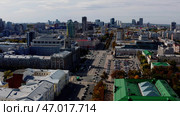 A big city with traffic on the background of tall office buildings,administration and houses. Стоковое фото, фотограф David Kashakhi / Фотобанк Лори