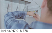 A specialist installs circuit breakers in the panel, ensuring reliable protection of electrical wiring from overloads. Стоковое видео, видеограф Svetlana Golovco / Фотобанк Лори