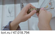 An electrician installs circuit breakers, ensuring protection against short circuits and overloads in the electrical system. Стоковое видео, видеограф Svetlana Golovco / Фотобанк Лори