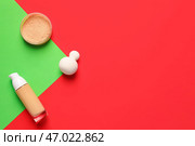Спонж для макияжа с тональной основой и пудрой на цветном фоне. Стоковое фото, фотограф Pixel_shot / Фотобанк Лори