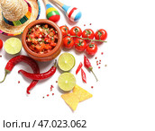 Чаша вкусного соуса сальса и символы Мексики на белом фоне. Стоковое фото, фотограф Pixel_shot / Фотобанк Лори