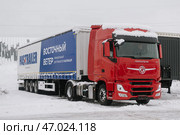 Седельный тягач Dongfeng GX в дилерском центре Азия Трак (2023 год). Редакционное фото, фотограф Антон Белицкий / Фотобанк Лори