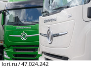 Грузовики Dongfeng крупным планом (2024 год). Редакционное фото, фотограф Антон Белицкий / Фотобанк Лори