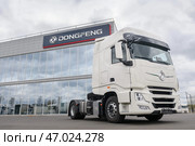 Грузовик возле здания компании Dongfeng (2024 год). Редакционное фото, фотограф Антон Белицкий / Фотобанк Лори