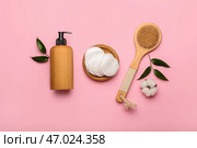 Футляр с ватными дисками, кисточкой и флакончиком косметического средства на цветном фоне. Стоковое фото, фотограф Pixel_shot / Фотобанк Лори