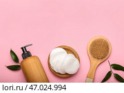 Футляр с ватными дисками, кисточкой и флакончиком косметического средства на цветном фоне. Стоковое фото, фотограф Pixel_shot / Фотобанк Лори