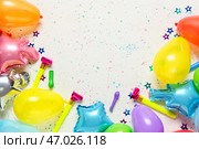 Композиция с праздничными воздушными шариками и свистульками на светлом фоне. Стоковое фото, фотограф Pixel_shot / Фотобанк Лори