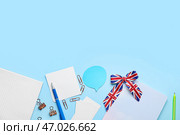 Канцелярские товары и лента в цветах флага Великобритании на синем фоне. Концепция изучения английского языка. Стоковое фото, фотограф Pixel_shot / Фотобанк Лори