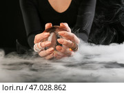 Гадалка с хрустальным шаром за столом. Стоковое фото, фотограф Pixel_shot / Фотобанк Лори