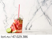 Чашка вкусного холодного арбузного лимонада на вынос на светлом фоне. Стоковое фото, фотограф Pixel_shot / Фотобанк Лори