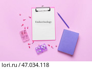 Буфер обмена со словом ЭНДОКРИНОЛОГИЯ и таблетки на цветном фоне. Стоковое фото, фотограф Pixel_shot / Фотобанк Лори