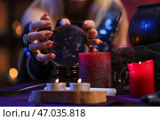 Гадалка с хрустальным шаром, крупным планом. Стоковое фото, фотограф Pixel_shot / Фотобанк Лори