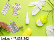 Композиция с бутылкой капель, цветов и таблеток на цветном фоне. Стоковое фото, фотограф Pixel_shot / Фотобанк Лори