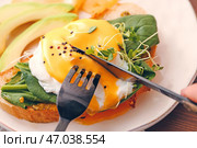 Вкусный бутерброд с флорентийским яйцом, авокадо и сыром на тарелке, крупным планом. Стоковое фото, фотограф Pixel_shot / Фотобанк Лори