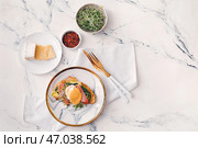 Вкусный бутерброд с флорентийским яйцом, беконом и авокадо на светлом фоне. Стоковое фото, фотограф Pixel_shot / Фотобанк Лори