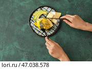Женщина ест вкусный бутерброд с флорентийским яйцом, сыром и авокадо на цветном фоне. Стоковое фото, фотограф Pixel_shot / Фотобанк Лори