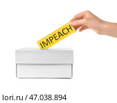 Рука кладет бумагу с текстом IMPEACH в урну для голосования на белом фоне. Стоковое фото, фотограф Pixel_shot / Фотобанк Лори