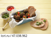 Вкусные шарики фалафеля и лаваш на цветном деревянном фоне. Стоковое фото, фотограф Pixel_shot / Фотобанк Лори