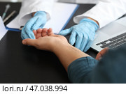 Мужчина проходит кожную пробу на аллерген в клинике, крупным планом. Стоковое фото, фотограф Pixel_shot / Фотобанк Лори