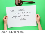 Судейский молоток и руки держат бумагу с текстом «НАМ НУЖНЫ ИЗМЕНЕНИЯ - СЕЙЧАС ВРЕМЕНЕМ на цветном фоне» Стоковое фото, фотограф Pixel_shot / Фотобанк Лори