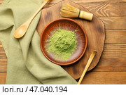 Композиция из порошкового чая матча на деревянном фоне. Стоковое фото, фотограф Pixel_shot / Фотобанк Лори