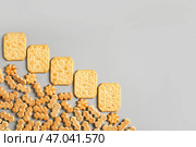 Вкусные разные сухарики на светлом фоне. Стоковое фото, фотограф Pixel_shot / Фотобанк Лори