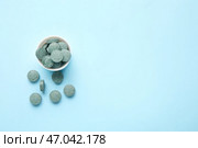 Пластиковая крышка с таблетками на цветном фоне. Стоковое фото, фотограф Pixel_shot / Фотобанк Лори