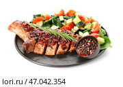 Вкусный стейк со специями и овощами на белом фоне. Стоковое фото, фотограф Pixel_shot / Фотобанк Лори