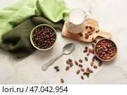Миски с шоколадными кукурузными шариками и какао-бобами на светлом фоне. Стоковое фото, фотограф Pixel_shot / Фотобанк Лори
