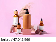 Композиция с флакончиками натуральной косметики для волос на цветном фоне. Стоковое фото, фотограф Pixel_shot / Фотобанк Лори