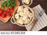 Чаша с вкусными варениками на деревянном фоне. Стоковое фото, фотограф Pixel_shot / Фотобанк Лори