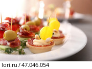 Вкусные канапе на тарелке, крупным планом. Стоковое фото, фотограф Pixel_shot / Фотобанк Лори
