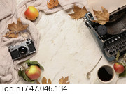 Рамка из старинной пишущей машинки, яблок, фотоаппарата, чашки с кофе, очков и осенних листьев на белом фоне. Стоковое фото, фотограф Pixel_shot / Фотобанк Лори