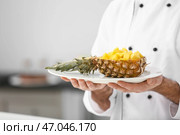 Мужской кондитер со вкусным фруктовым десертом на кухне. Стоковое фото, фотограф Pixel_shot / Фотобанк Лори