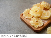 Вкусный сушеный ананас на сером фоне. Стоковое фото, фотограф Pixel_shot / Фотобанк Лори