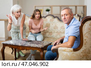 Relatives express displeasure to the father of the family in room at home. Стоковое фото, фотограф Яков Филимонов / Фотобанк Лори