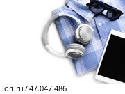 Рубашка с планшетным ПК, солнцезащитные очки и наушники на белом фоне. Стоковое фото, фотограф Pixel_shot / Фотобанк Лори