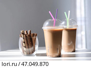 Чашки вкусного фраппе кофе на белом столе. Стоковое фото, фотограф Pixel_shot / Фотобанк Лори