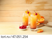 Очки вкусного коктейля Текила Санрайз на столе. Стоковое фото, фотограф Pixel_shot / Фотобанк Лори