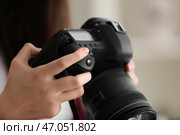 Молодая девушка с современным фотоаппаратом дома, крупным планом. Стоковое фото, фотограф Pixel_shot / Фотобанк Лори