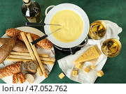 Сырное фондю с закусками и вином на цветном фоне. Стоковое фото, фотограф Pixel_shot / Фотобанк Лори