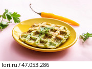 Тарелка с вкусной кабачковой вафлей на цветном фоне. Стоковое фото, фотограф Pixel_shot / Фотобанк Лори