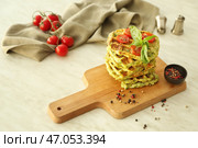 Доска со вкусными кабачковыми вафлями и специями на светлом столе. Стоковое фото, фотограф Pixel_shot / Фотобанк Лори
