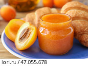 Вкусный абрикосовый джем и круассаны на тарелке, крупным планом. Стоковое фото, фотограф Pixel_shot / Фотобанк Лори