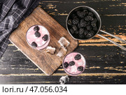 Очки вкусного ежевичного лимонада на темном деревянном столе. Стоковое фото, фотограф Pixel_shot / Фотобанк Лори