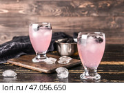 Очки вкусного ежевичного лимонада на темном деревянном столе. Стоковое фото, фотограф Pixel_shot / Фотобанк Лори