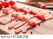 Rashers сала на деревянной доске, крупным планом. Стоковое фото, фотограф Pixel_shot / Фотобанк Лори
